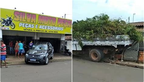 Caminhão desgovernado desce rua de ré atinge carro e muro de