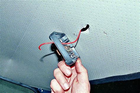 Снятие заднего плафона освещения салона. ГАЗ 3110, 310221 (Волга) / e76122