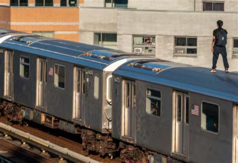 Joven Colombiano Murió Cuando Realizaba Peligrosa Práctica En El Metro