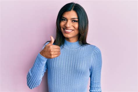 Jovem Transexual Latina Vestindo Roupas Casuais Fazendo Um Gesto Feliz De Polegar Para Cima