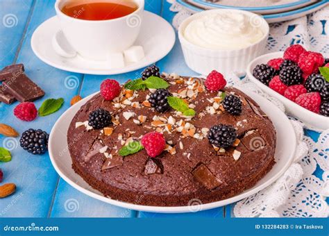 Brownie De La Torta De Chocolate Con Las Frambuesas Las Zarzamoras