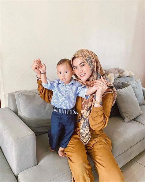 Adu Gaya Larissa Chou Dan Henny Rahman Momong Anak Mana Yang Lebih Jago