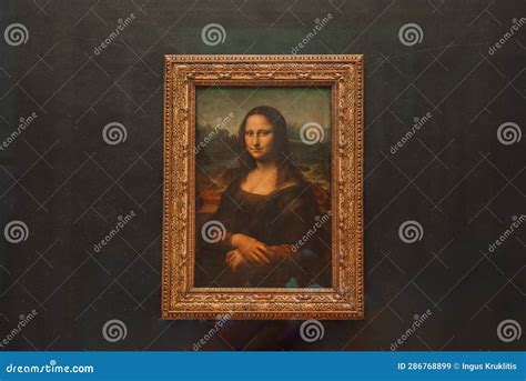 Mona Lisa Close-Up in Oak Frame Editorial Stock Image - Image of louvre, smile: 286768899