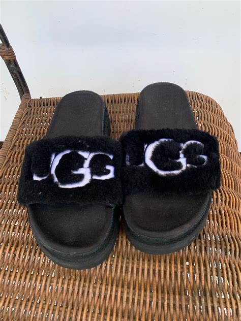 UGG slippers, Women's Fashion, Footwear, Slippers and slides on Carousell