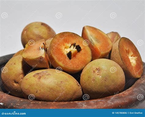 Fruto Do Sapodilla As Folhas Verdes Isoladas No Fundo Branco Foto