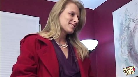 Blonde Porscha Ryder Membantu Kawannya Kemudian Dikongkek Pepek BerbuluNya Yang Bertindik