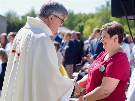 Uroczysto Nadania Imienia W Jana Paw A Ii I Sztandaru Szkole