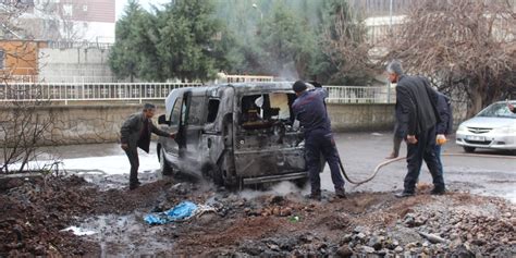 Siirt te Park Halindeki Hafif Ticari Araç Yandı