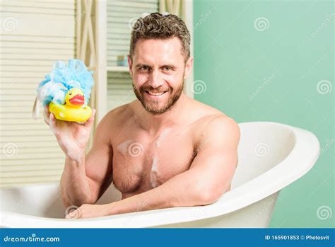 Spielerische Stimmung Macho Genussbad Sexy Mann Im Badezimmer Sex Und Relaxkonzept Mann Waschen