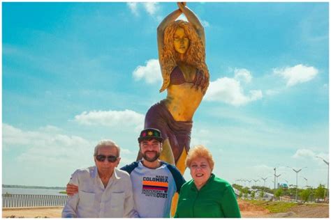 Develan La Estatua Gigante De Shakira En Barranquilla Es Demasiado