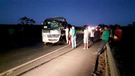 Acidente Com Micro ônibus E Carreta Deixa Feridos Na Br 101 Em