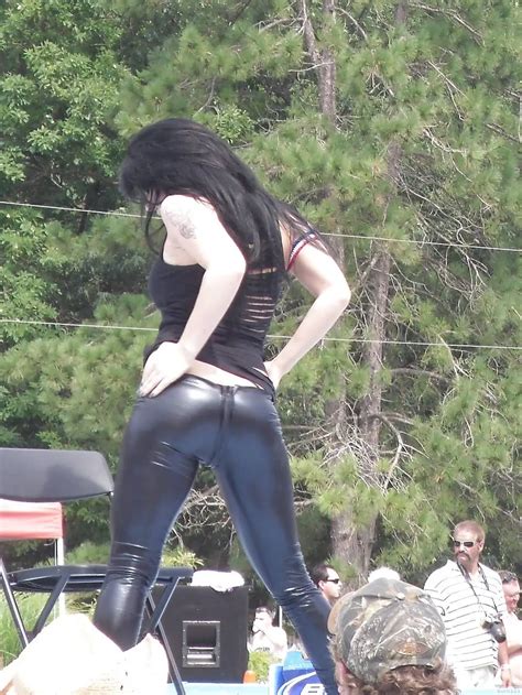 Raven Haired Babe Teases Scrolller