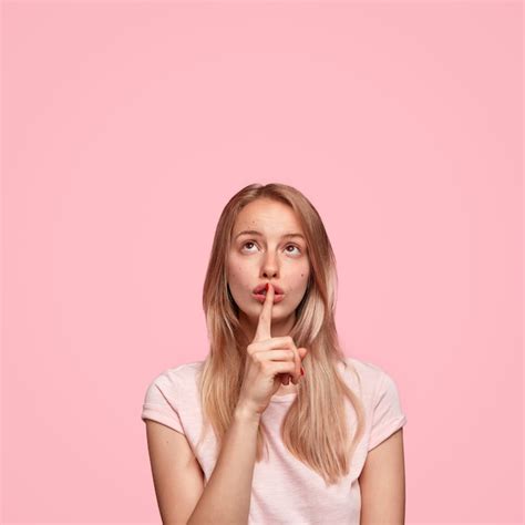 Portrait De Jeune Femme Blonde Photo Gratuite