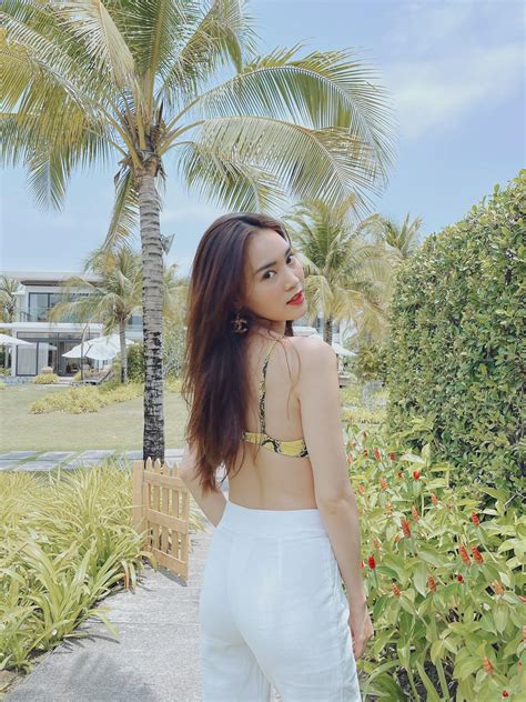 Ninh Dương Lan Ngọc diện bikini khoe body nóng hơn ngày hè ai ngờ lướt xuống đôi chân té ngang