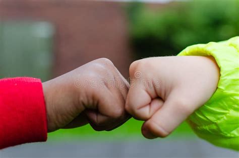 Twee Kinderen Van Verschillende Rassen Groeten Elkaar Met Eerste Bult