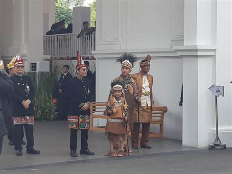 Foto Gibran Rakabuming Raka Dan Jan Ethes Pakai Baju Adat Papua Di