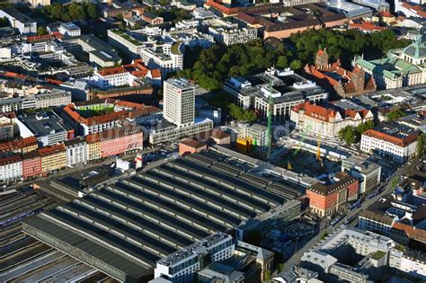 München von oben Bauarbeiten zur Sanierung des Bahnhofsgebäude des