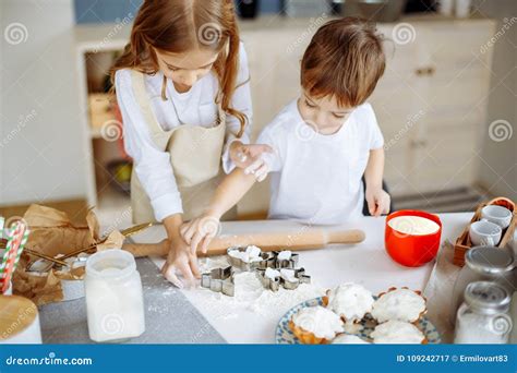 Enfants Faisant Cuire Le Concept De Cuisine De Biscuits De Cuisson