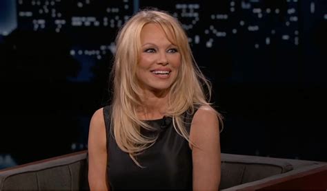 Pamela Anderson A Pozat Nud La De Ani Sex Simbolul Anilor Arat Fantastic Elle Ro