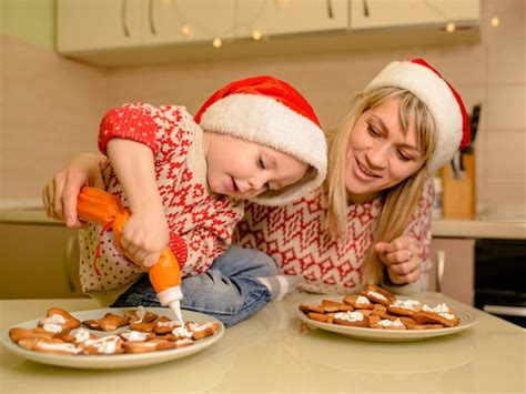 Madre E Hijo Haciendo Galletas De Jengibre Para Navidad Foto Premium