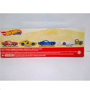 Hot Wheels Toys Hot Wheels Premium Pony Wars Diorama Hemi Challenger Mustang Fastback Camaro