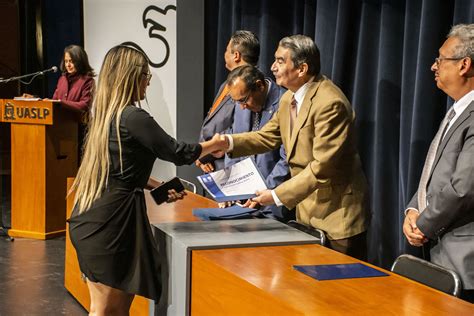 Facultad de Ciencias entregó cartas de pasante y tituló a 3 egresados