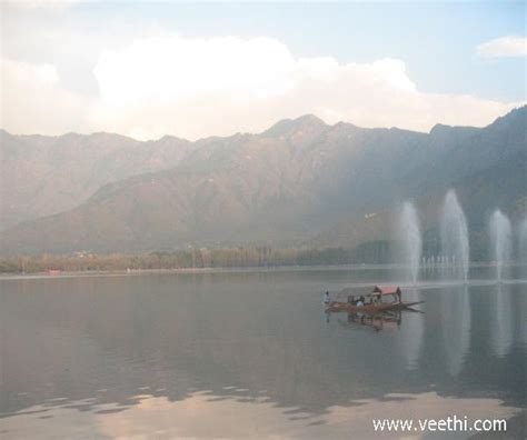 Dal Lake, Srinagar | Veethi