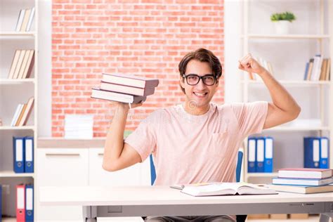 El Estudiante Joven Que Se Prepara Para Los Ex Menes De La Universidad