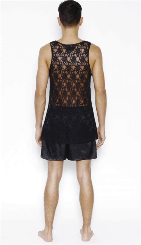 De la lingerie en dentelle conçue juste pour les hommes Cocktail