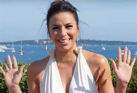 Eva Longoria enflamme la toile en bikini noir ultra décolleté sur la plage