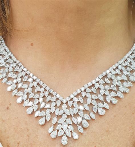 ปักพินโดย Manoj Kadel ใน Diamond Necklaces Colour Stone And Perls Jewellery