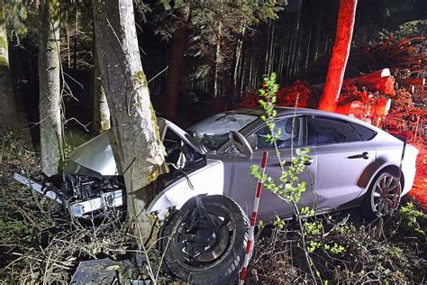 Ohne F Hrerschein Alkoholisiert Und Auf Drogen M Nner Fahren Frontal