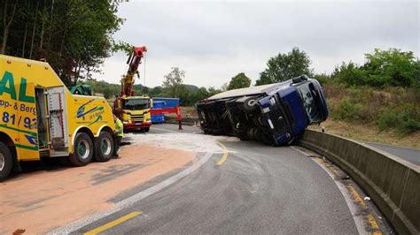 A Bei Kassel Ber Stunden Gesperrt Lkw Kippt Um Und Verursacht