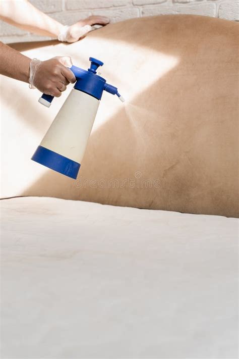 Mattress Cleaning Spraying Detergent On Mattress For Dry Cleaning