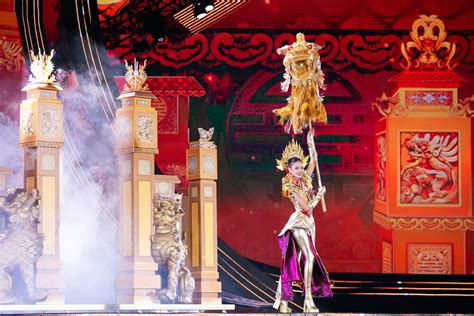Top Hoa hậu Hoàn vũ Việt Nam diễn bikini dưới cái lạnh độ thăng hoa với trang phục dân