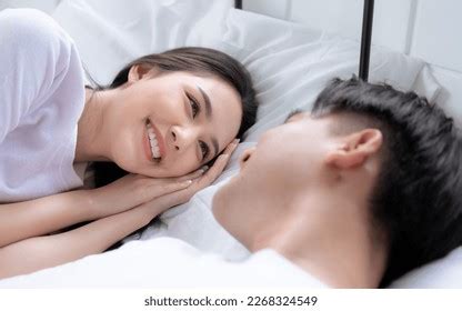 Happy asian home sex 照片和图片 Shutterstock