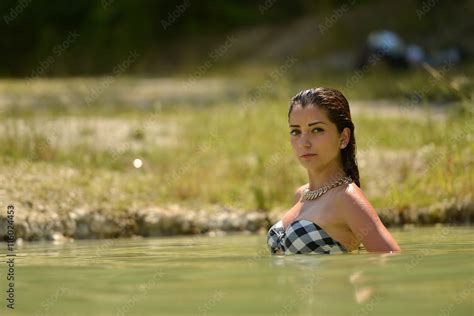 Belle Femme En Bikini Se Bronzer Au Bord De La Mer Stock Photo Adobe