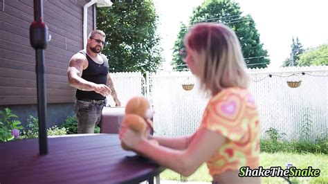 Shake the snake une MILF à gros nichons se fait défoncer par une grosse bite xHamster