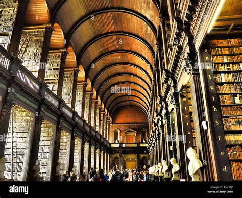 The old library of trinity college hi-res stock photography and images ...