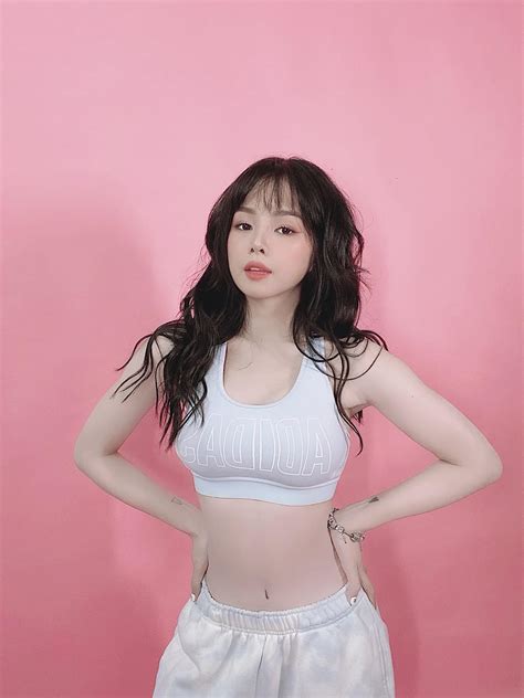 Nữ DJ hot nhất Việt Nam khoe body cực phẩm lộ vòng eo thắt nút cổ chai đẹp mê hồn Mạng xã hội