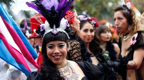 80 mil personas están protagonizando marcha del Orgullo gay en Santiago soychile cl