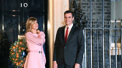 Begoña Gómez mujer de Pedro Sánchez sale del IE para abordar una