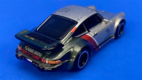 Набір Машинка Premium Hot Wheels Cyberpunk Porsche Turbo Комікс Твій Голос купити в