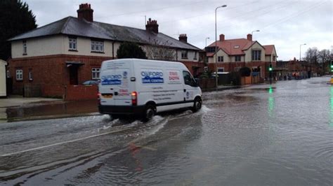 Oxfordshire floods: Rescue at flood-hit caravan park - BBC News