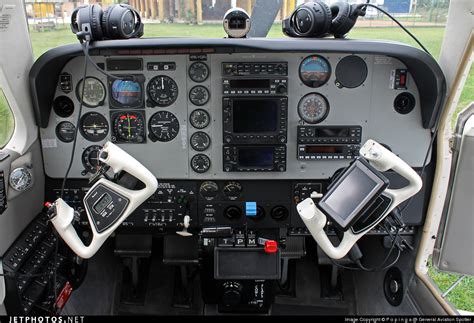 BEECHCRAFT A36 Cockpit