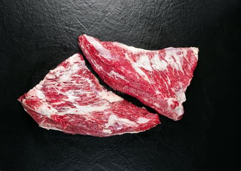 Bife De Saia Wagyu Cru Sobre Fundo Preto Foto De Stock Imagem De