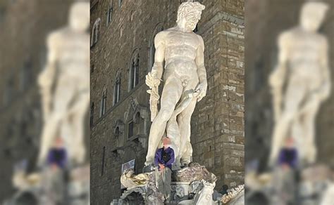 Turista se toma selfie en fuente de Neptuno en Florencia y causa daños