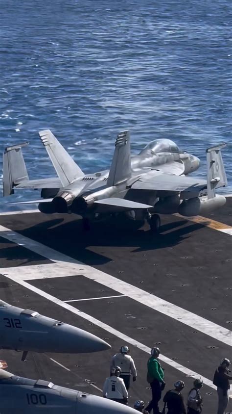 由aerialaviators發表 On The Deck Of An Aircraft Carrier The Ea18g