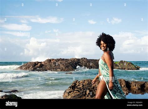 Belle femme bikini sur la plage Banque de photographies et dimages à haute résolution Alamy