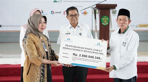 Pt Bpd Kaltim Kaltara Serahkan Dana Zakat Profesi Dan Raih Penghargaan